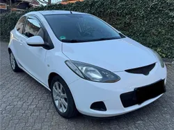 Weiß Gebraucht 2010 Mazda 2 Kleinwagen | 3.950 €