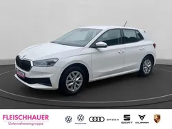 Weiss Gebraucht 2022 Skoda Fabia Ambition Limousine | 13.290 €