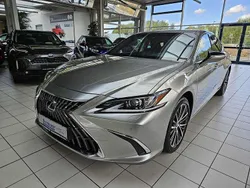 Titaniumsilber metallic Gebraucht 2024 Lexus ES300H Business Edition Limousine | 41.990 € (Guter Preis)
