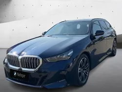 Blau Gebraucht 2024 BMW 530e Shadowline Kombi | 63.016 €
