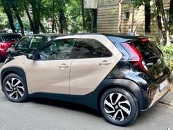 Ginger beige (4u9)/ black mica Gebraucht 2023 Toyota Aygo Pulse Kleinwagen | 15.600 € (Superpreis)