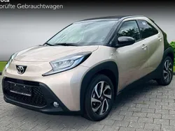 Ginger beige / night sky black Neu 2024 Toyota Aygo Team Kleinwagen | 19.900 €
