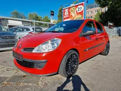 Rot Gebraucht 2006 Renault Clio II Authentique Limousine | 2.290 € (Teuer)