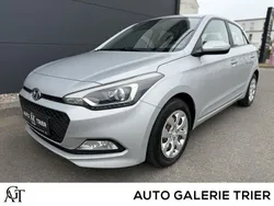 Silber Gebraucht 2016 Hyundai i20 Passion Limousine | 9.480 € (Fairer Preis)