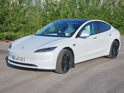 Weiß Gebraucht 2023 Tesla Model 3 Limousine | 34.900 € (Teuer)