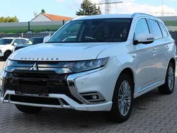 Weiß Gebraucht 2021 Mitsubishi Outlander P-HEV Plus SUV | 22.400 € (Fairer Preis)