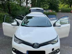 Weiß Gebraucht 2018 Toyota Auris Hybrid Kombi | 8.199 €