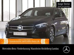 Kosmosschwarz Gebraucht 2022 Mercedes B200 Style Van / Kleinbus | 26.490 € (Fairer Preis)