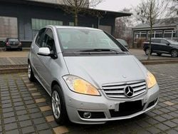 Grau Gebraucht 2010 Mercedes A180 Avantgarde Limousine | 2.300 € (Etwas zu teuer)