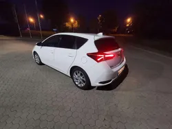 Weiß Gebraucht 2016 Toyota Auris Limousine | 11.150 € (Etwas zu teuer)