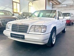 Weiß Gebraucht 1993 Mercedes E200 Limousine | 8.990 €