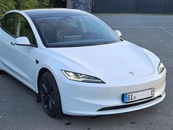Pearl white multicoat Gebraucht 2024 Tesla Model 3 Long Range AWD Limousine | 42.597 € (Fairer Preis)