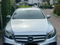 Grau Gebraucht 2016 Mercedes E220 AMG line Limousine | 19.999 € (Fairer Preis)