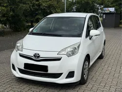 Weiß Gebraucht 2012 Toyota Verso-S Comfort Van / Kleinbus | 4.890 € (Fairer Preis)