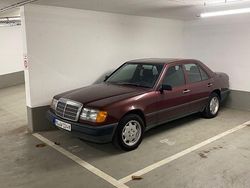 Rot Gebraucht 1988 Mercedes E230 Limousine | 5.500 €