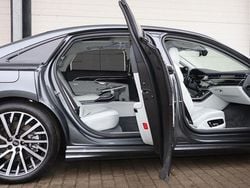 Grau Gebraucht 2025 Audi A8L Exclusive Limousine | 105.000 € (Teuer)