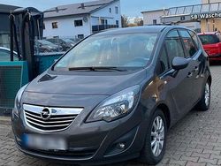 Grau Gebraucht 2011 Opel Meriva Van / Kleinbus | 4.000 € (Etwas zu teuer)