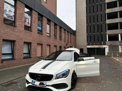 Weiß Gebraucht 2017 Mercedes CLA200 AMG line Limousine | 27.999 €