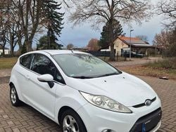 Weiß Gebraucht 2009 Ford Fiesta Titanium Limousine | 2.990 € (Guter Preis)