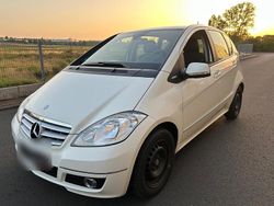 Weiß Gebraucht 2010 Mercedes A180 Kleinwagen | 2.990 € (Fairer Preis)