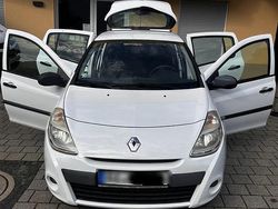 Weiß Gebraucht 2011 Renault Clio II Kleinwagen | 3.900 € (Etwas zu teuer)
