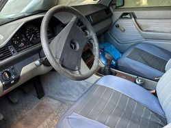 Grün Gebraucht 1988 Mercedes E260 Limousine | 1.925 €