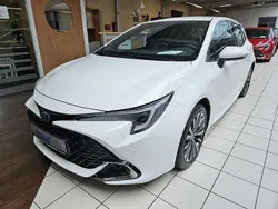 Schneeweiß Gebraucht 2023 Toyota Corolla Team Limousine | 27.890 € (Fairer Preis)