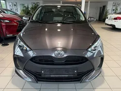 Grau Gebraucht 2021 Toyota Yaris Comfort Limousine | 14.299 € (Fairer Preis)