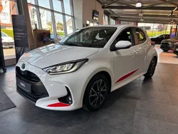 Weiß Gebraucht 2023 Toyota Yaris Hybrid Team Limousine | 19.990 € (Fairer Preis)