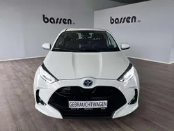 Schneeweiß Gebraucht 2021 Toyota Yaris Hybrid Team Kleinwagen | 17.450 € (Fairer Preis)