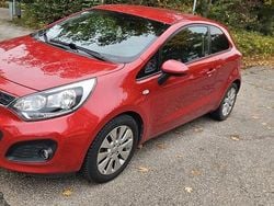 Rot Gebraucht 2014 Kia Rio Limousine | 3.300 € (Superpreis)
