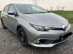 Silber Gebraucht 2016 Toyota Auris Hybrid Executive Limousine | 13.490 € (Fairer Preis)
