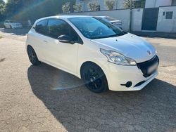 Weiß Gebraucht 2013 Peugeot 208 Allure Kleinwagen | 3.500 € (Guter Preis)