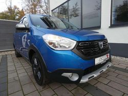 Blau Gebraucht 2017 Dacia Lodgy Celebration Van / Kleinbus | 9.988 € (Etwas zu teuer)