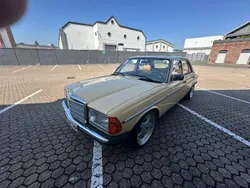 Gelb Gebraucht 1982 Mercedes E230 Limousine | 11.900 €