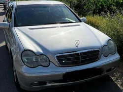 Silber Gebraucht 2004 Mercedes C200 Limousine | 950 €