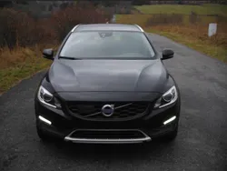 Gebraucht 2015 Volvo V60 CC Momentum Kombi | 17.400 € (Fairer Preis)
