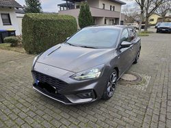 Grau Gebraucht 2020 Ford Focus ST-Line Limousine | 12.700 € (Superpreis)