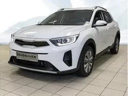Schneeweiß Gebraucht 2024 Kia Stonic Vision SUV | 21.450 € (Fairer Preis)