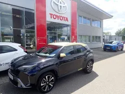 Mysticschwarz mica, dach warm gold Gebraucht 2021 Toyota Yaris Hybrid Edition | 24.790 € (Teuer)