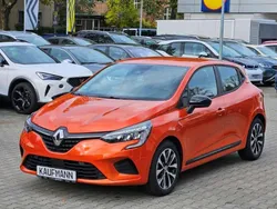 Orange Gebraucht 2023 Renault Clio V Equilibre Limousine | 18.899 € (Guter Preis)