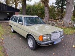 Grün Gebraucht 1984 Mercedes 240 Kombi | 19.999 €