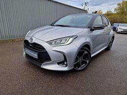 Silber (metallic) Gebraucht 2024 Toyota Yaris Hybrid Edition Kleinwagen | 26.950 € (Fairer Preis)