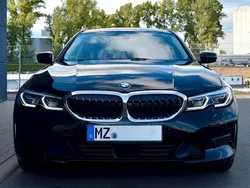 Schwarz Gebraucht 2021 BMW 320 Sport Line Kombi | 26.600 € (Fairer Preis)