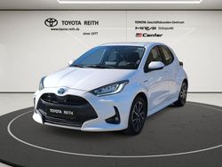 Schneeweiß Gebraucht 2021 Toyota Yaris Hybrid Team Limousine | 16.910 € (Fairer Preis)