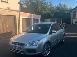 Grau Gebraucht 2005 Ford Focus Ghia Limousine | 2.500 € (Fairer Preis)