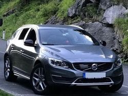 Grau Gebraucht 2016 Volvo V60 CC Summum Kombi | 16.500 € (Fairer Preis)