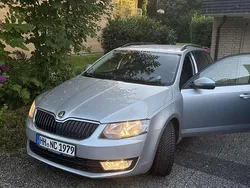 Grau Gebraucht 2015 Skoda Octavia Ambition Kombi | 10.899 € (Fairer Preis)