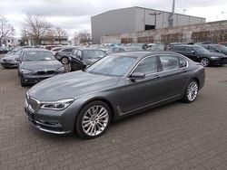 Grau Gebraucht 2015 BMW 750L Executive Limousine | 35.000 € (Teuer)