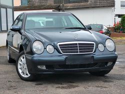 Schwarz Gebraucht 1999 Mercedes E220 Classic Limousine | 5.600 €